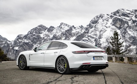 2021 Porsche Panamera Turbo S E-Hybrid (Color: Carrara White Metallic) Rear Three-Quarter Wallpapers 450x275 (33)