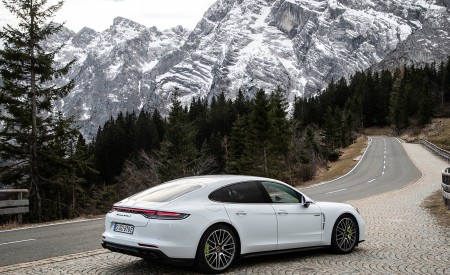 2021 Porsche Panamera Turbo S E-Hybrid (Color: Carrara White Metallic) Rear Three-Quarter Wallpapers 450x275 (38)