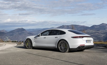 2021 Porsche Panamera Turbo S E-Hybrid (Color: Carrara White Metallic) Rear Three-Quarter Wallpapers 450x275 (29)