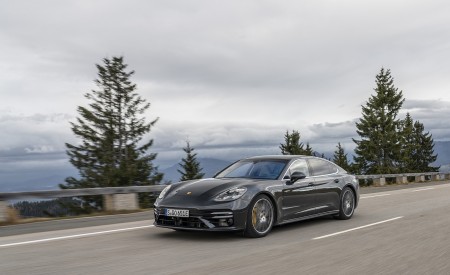 2021 Porsche Panamera Turbo S E-Hybrid Executive (Color: Volcano Grey Metallic) Front Three-Quarter Wallpapers  450x275 (11)
