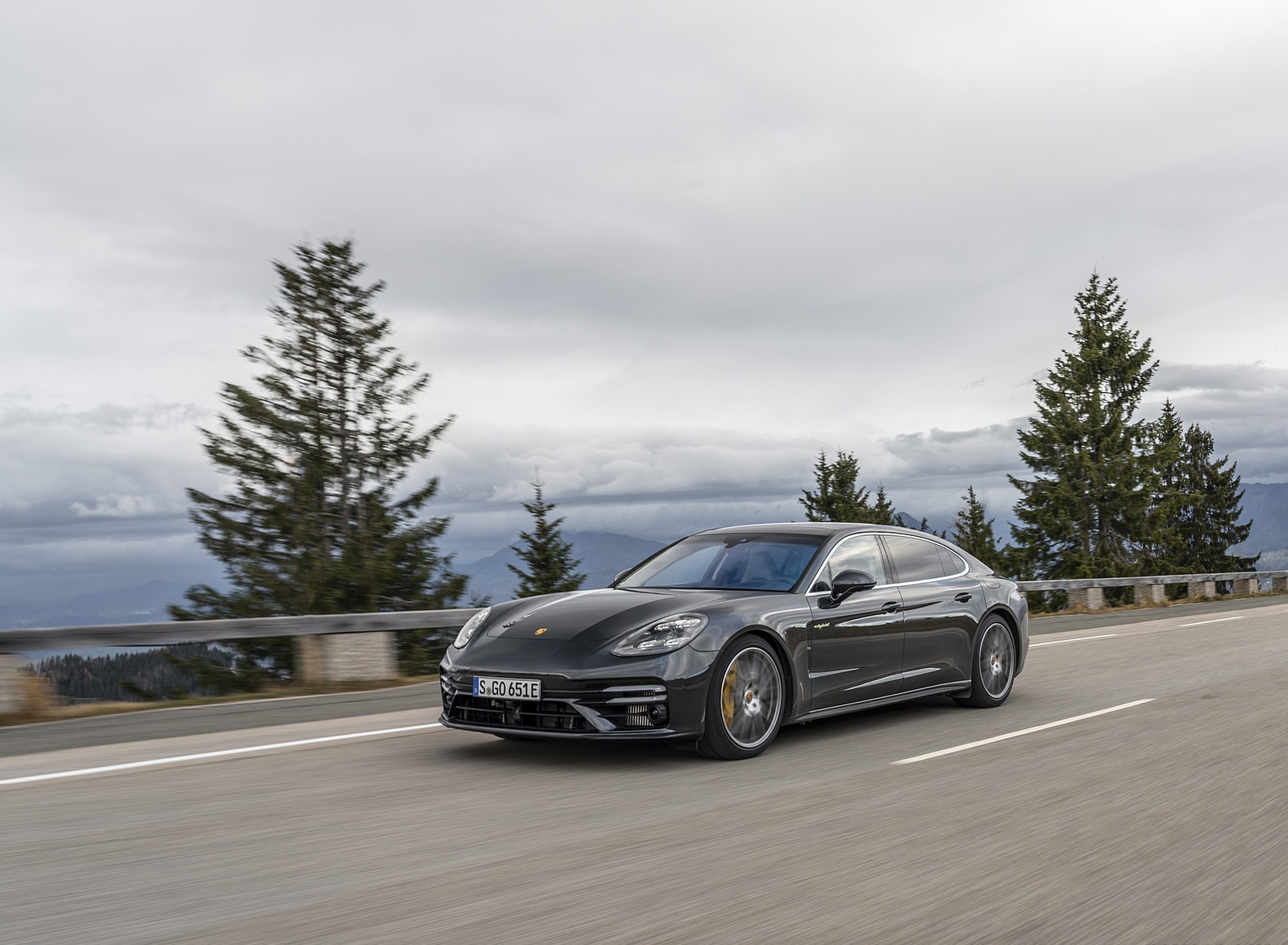 2021 Porsche Panamera Turbo S E-Hybrid Executive (Color: Volcano Grey Metallic) Front Three-Quarter Wallpapers  (11)