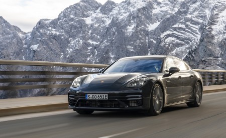 2021 Porsche Panamera Turbo S E-Hybrid Executive (Color: Volcano Grey Metallic) Front Three-Quarter Wallpapers 450x275 (2)