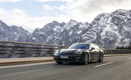 2021 Porsche Panamera Turbo S E-Hybrid Executive (Color: Volcano Grey Metallic) Front Three-Quarter Wallpapers 450x275 (9)