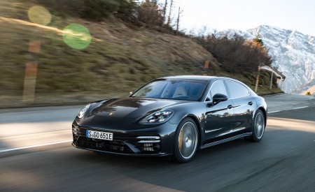 2021 Porsche Panamera Turbo S E-Hybrid Executive (Color: Volcano Grey Metallic) Front Three-Quarter Wallpapers 450x275 (3)