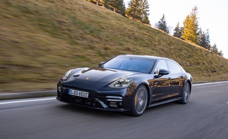2021 Porsche Panamera Turbo S E-Hybrid Executive (Color: Volcano Grey Metallic) Front Three-Quarter Wallpapers 450x275 (4)