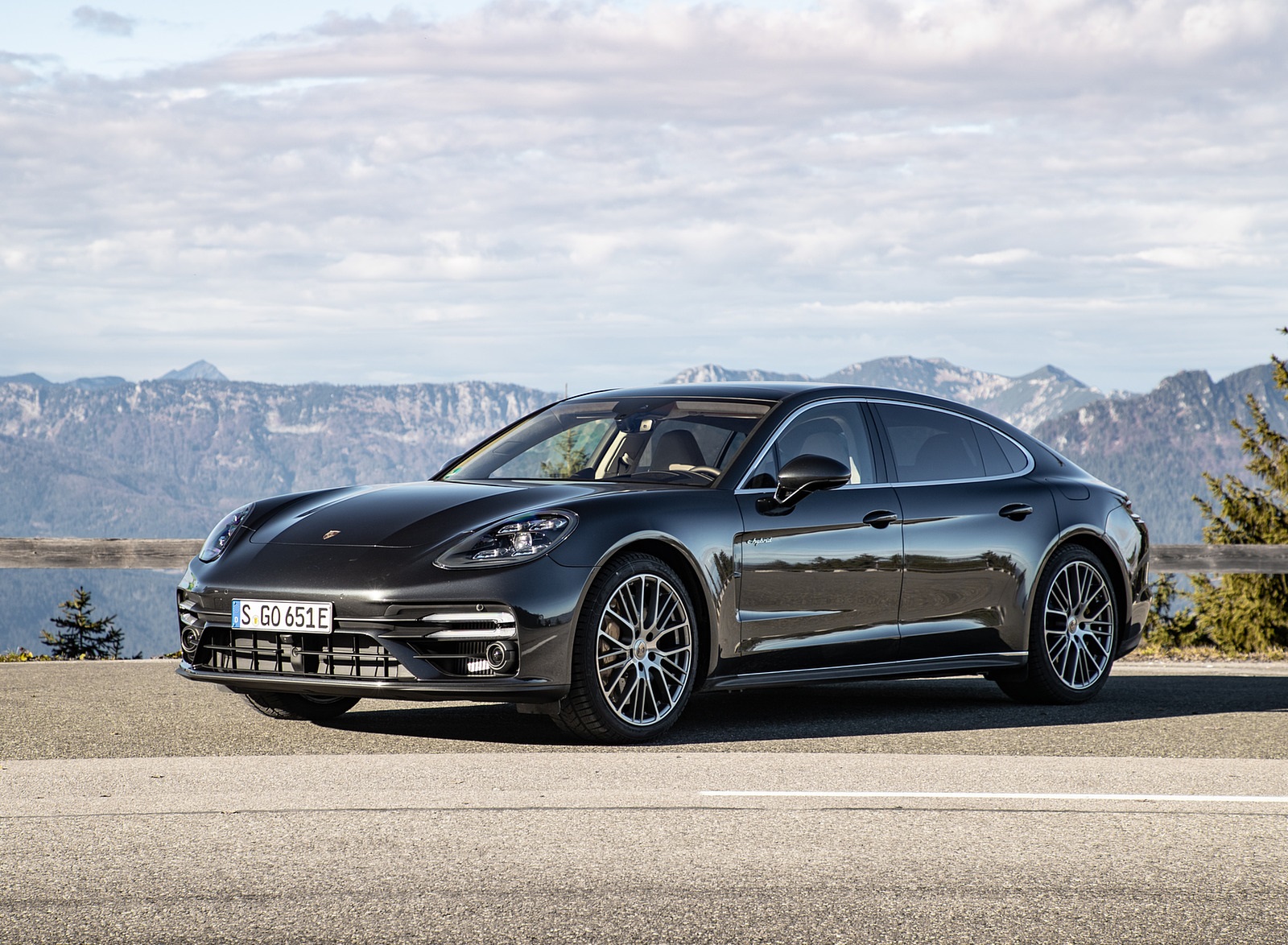 2021 Porsche Panamera Turbo S E-Hybrid Executive (Color: Volcano Grey Metallic) Front Three-Quarter Wallpapers (14)