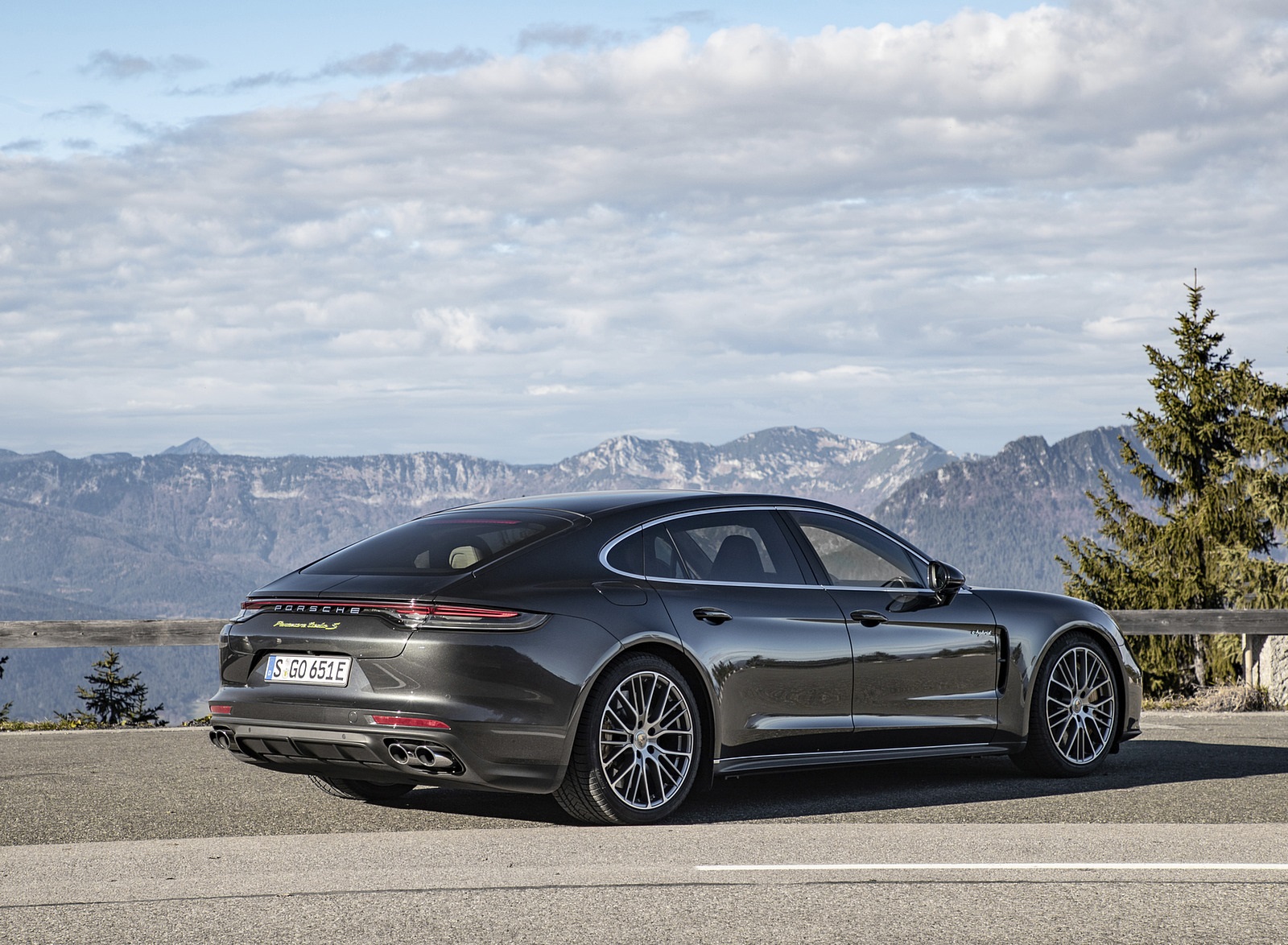 2021 Porsche Panamera Turbo S E-Hybrid Executive (Color: Volcano Grey Metallic) Rear Three-Quarter Wallpapers (15)