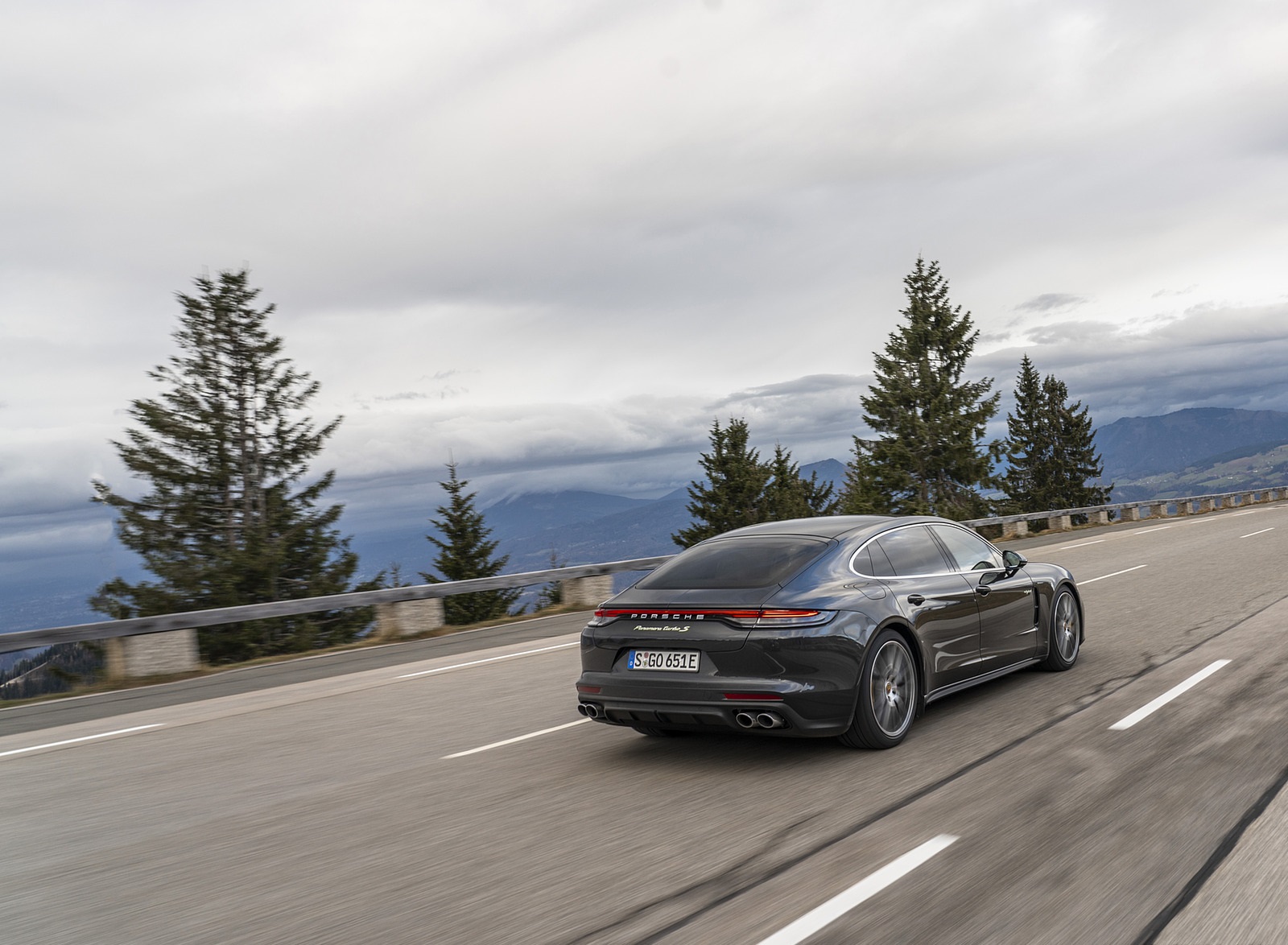 2021 Porsche Panamera Turbo S E-Hybrid Executive (Color: Volcano Grey Metallic) Rear Three-Quarter Wallpapers (13)