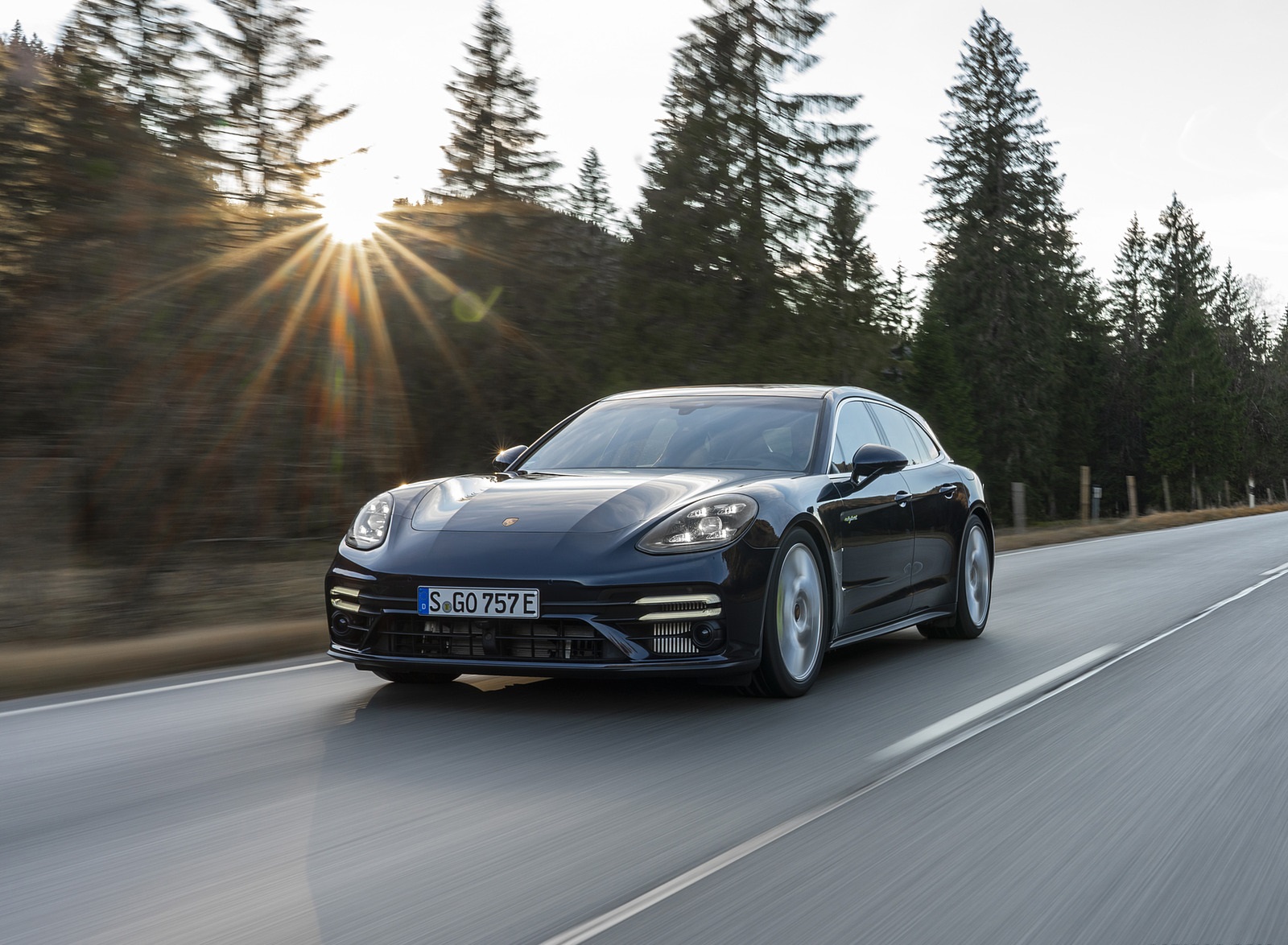 2021 Porsche Panamera Turbo S E-Hybrid Sport Turismo (Color: Night Blue Metallic) Front Three-Quarter Wallpapers (14)