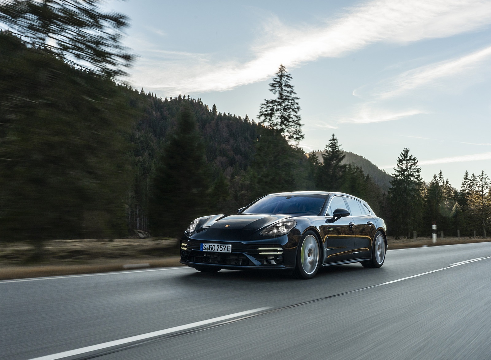 2021 Porsche Panamera Turbo S E-Hybrid Sport Turismo (Color: Night Blue Metallic) Front Three-Quarter Wallpapers (8)