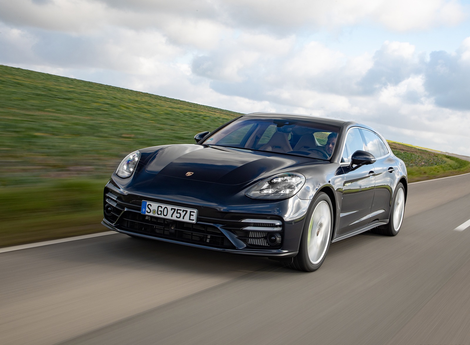 2021 Porsche Panamera Turbo S E-Hybrid Sport Turismo (Color: Night Blue Metallic) Front Three-Quarter Wallpapers (3)