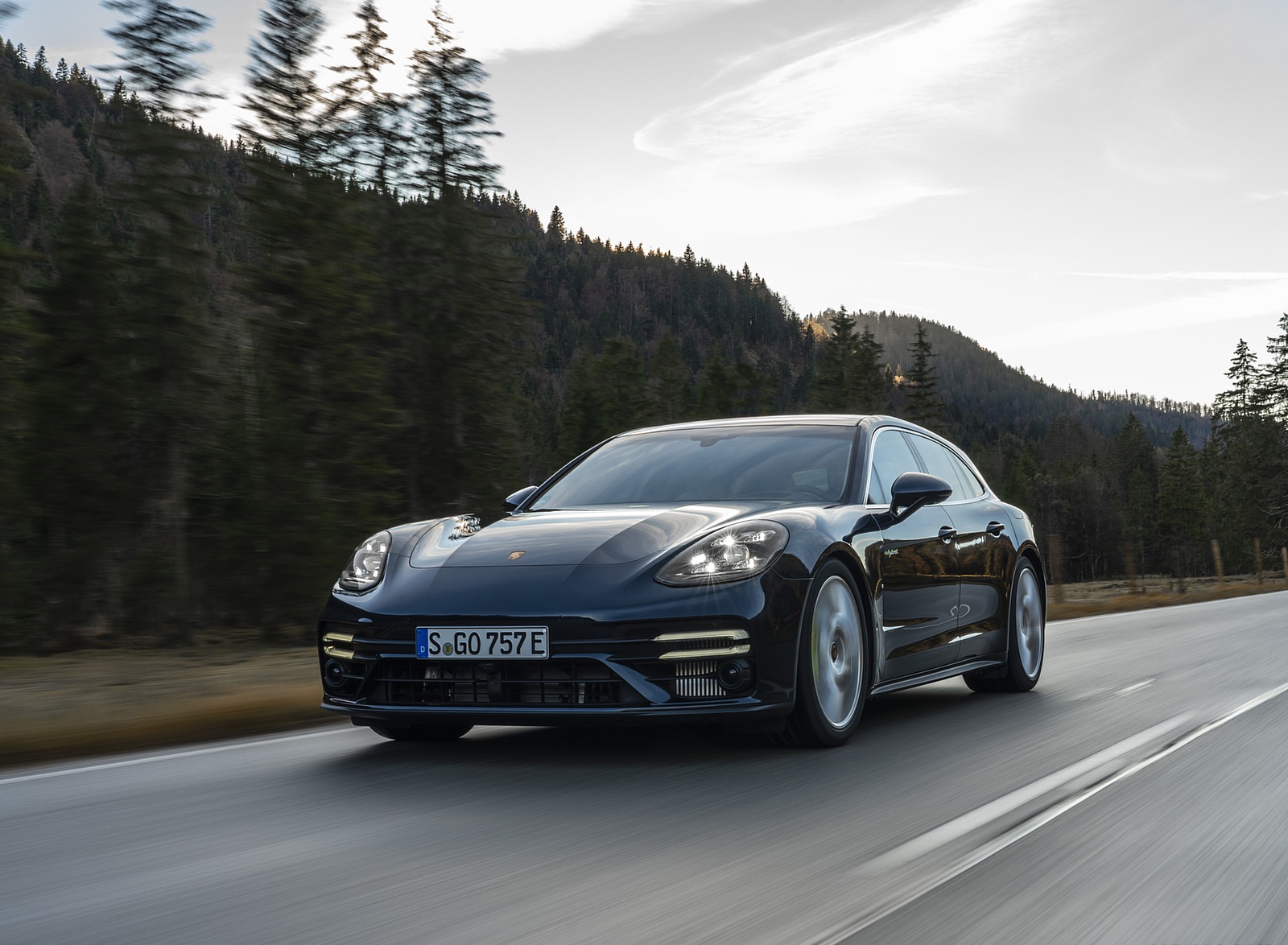 2021 Porsche Panamera Turbo S E-Hybrid Sport Turismo (Color: Night Blue Metallic) Front Wallpapers (4)