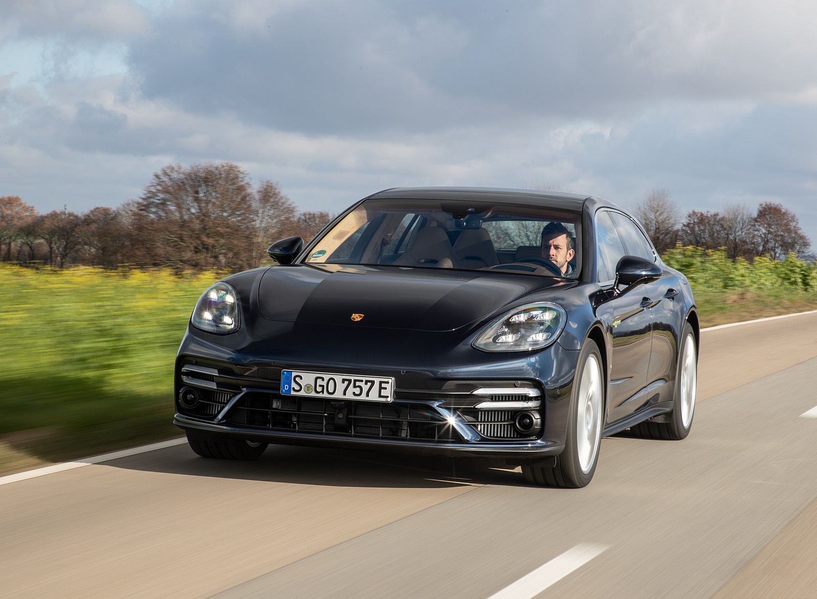 2021 Porsche Panamera Turbo S E-Hybrid Sport Turismo (Color: Night Blue Metallic) Front Wallpapers (5)