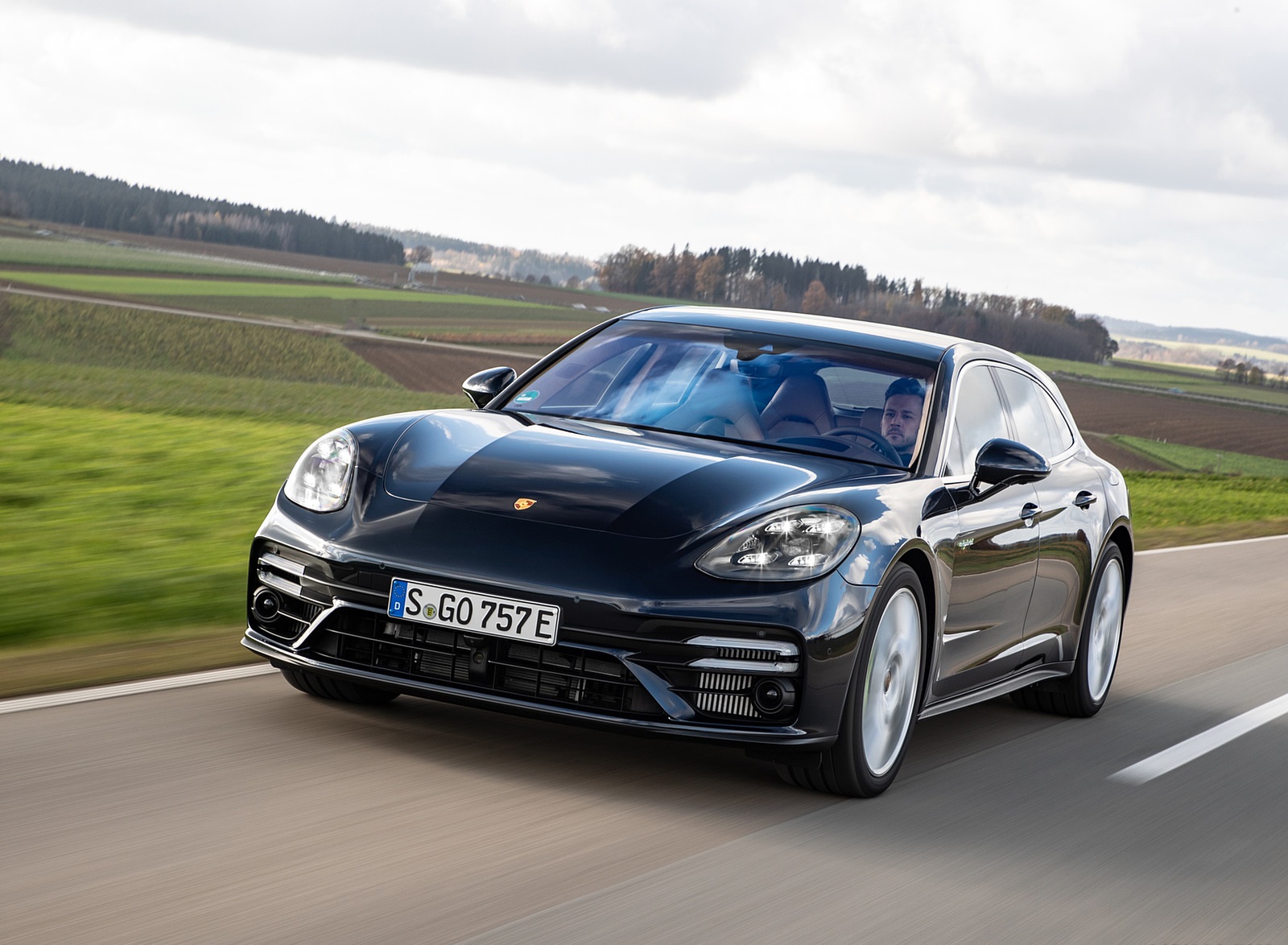2021 Porsche Panamera Turbo S E-Hybrid Sport Turismo (Color: Night Blue Metallic) Front Wallpapers (1)