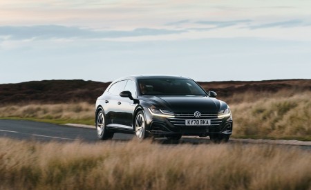 2021 Volkswagen Arteon Shooting Brake (UK-Spec) Front Three-Quarter Wallpapers 450x275 (4)