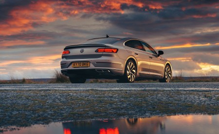 2021 Volkswagen Arteon (UK-Spec) Rear Three-Quarter Wallpapers 450x275 (34)