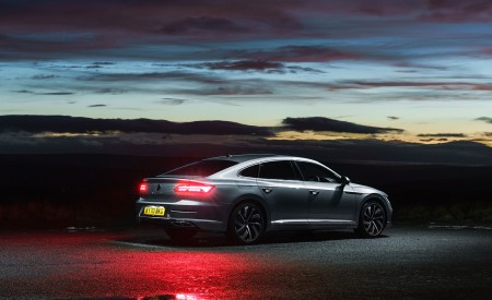 2021 Volkswagen Arteon (UK-Spec) Rear Three-Quarter Wallpapers 450x275 (36)