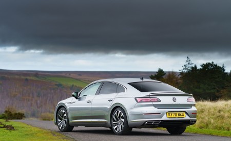 2021 Volkswagen Arteon (UK-Spec) Rear Three-Quarter Wallpapers 450x275 (43)