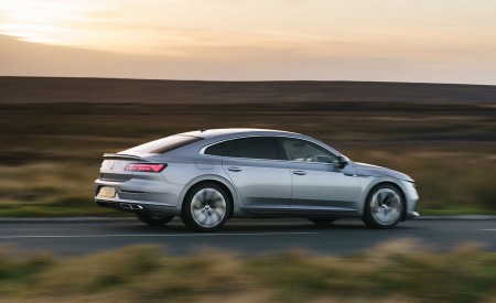 2021 Volkswagen Arteon (UK-Spec) Rear Three-Quarter Wallpapers 450x275 (9)
