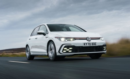 2021 Volkswagen Golf GTI (UK-Spec) Front Three-Quarter Wallpapers  450x275 (25)