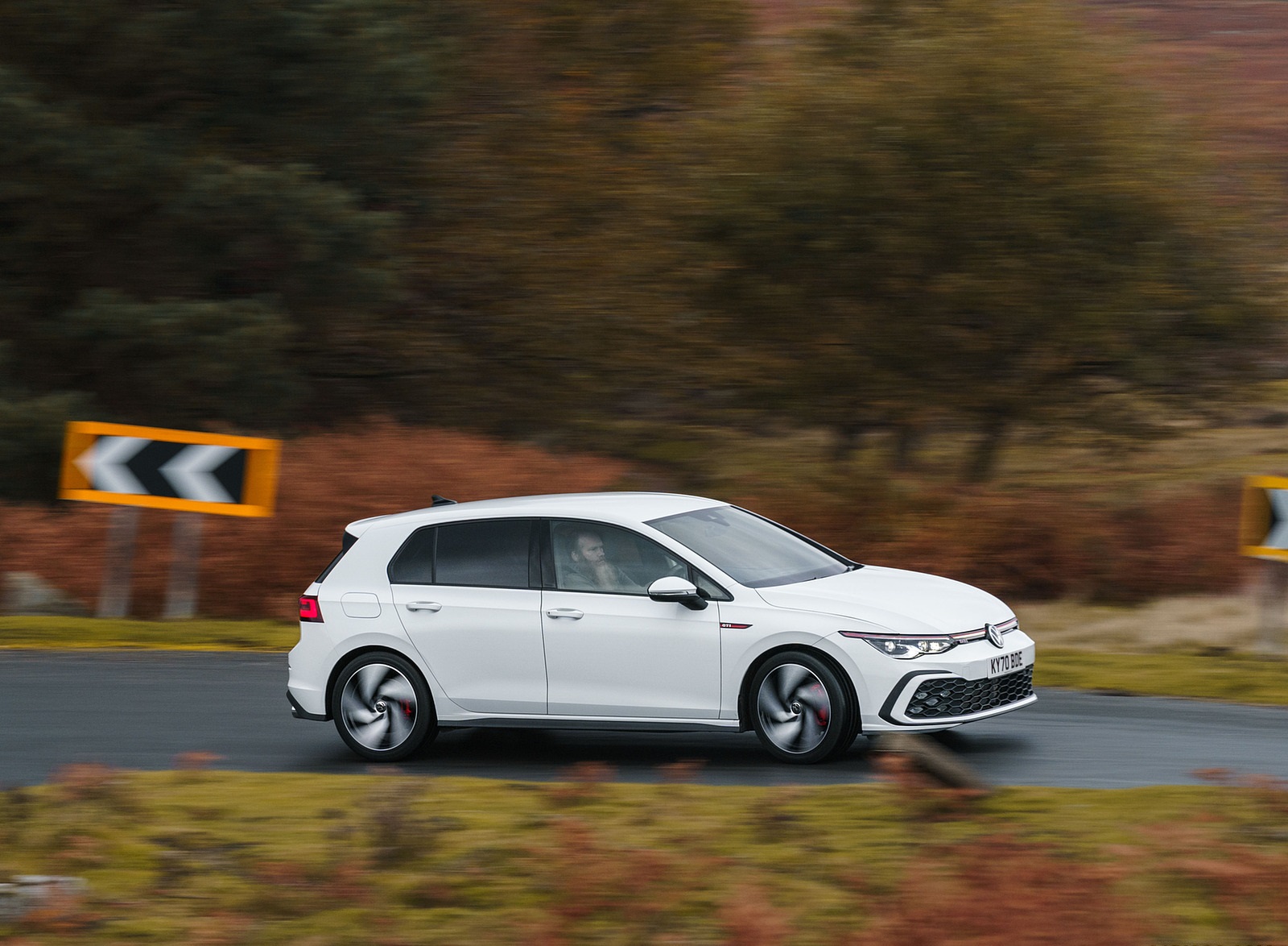 2021 Volkswagen Golf GTI (UK-Spec) Front Three-Quarter Wallpapers (4)
