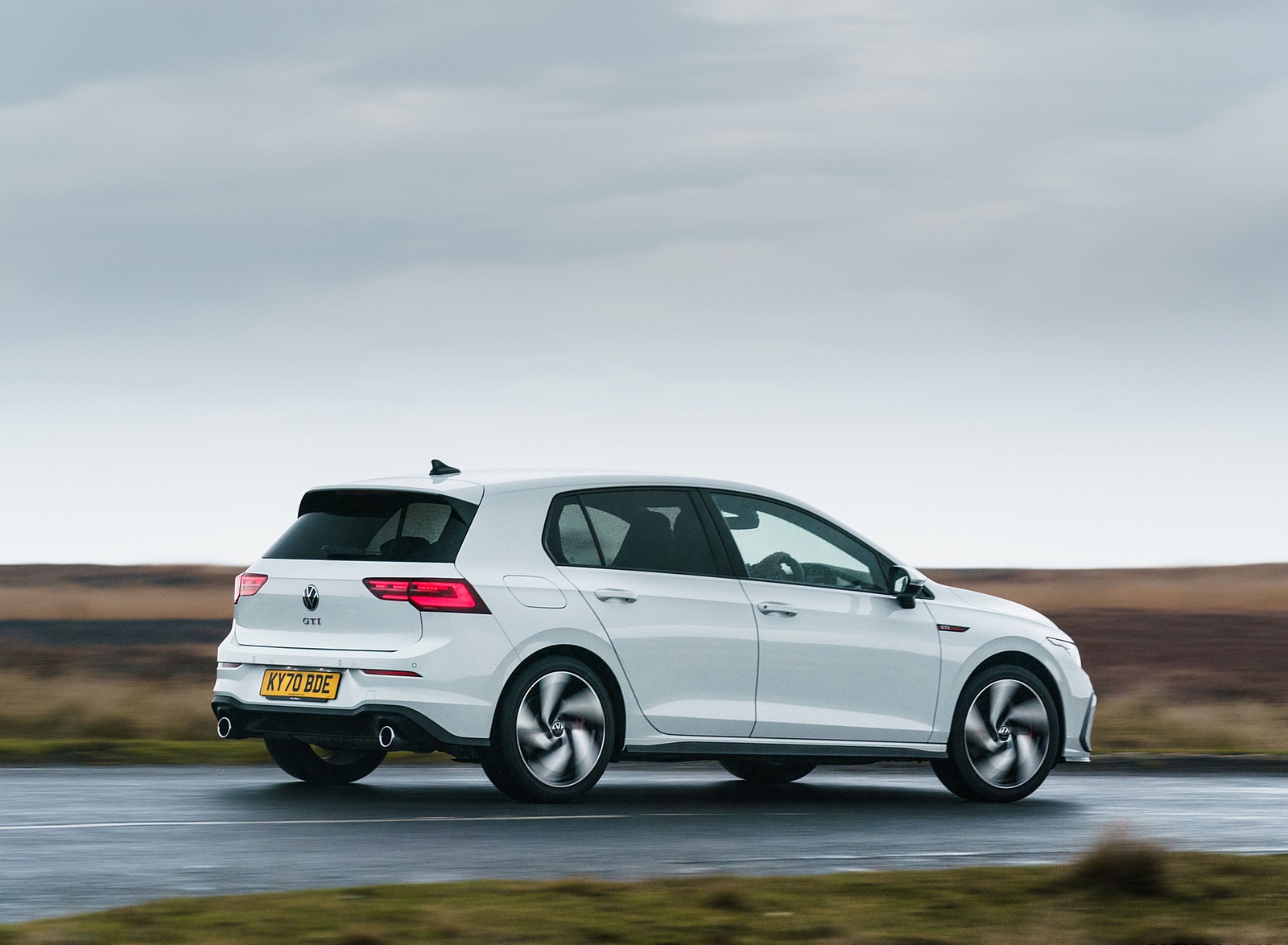 2021 Volkswagen Golf GTI (UK-Spec) Rear Three-Quarter Wallpapers  #10 of 95