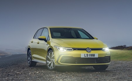 2021 Volkswagen Golf R-Line (UK-Spec) Front Three-Quarter Wallpapers 450x275 (28)