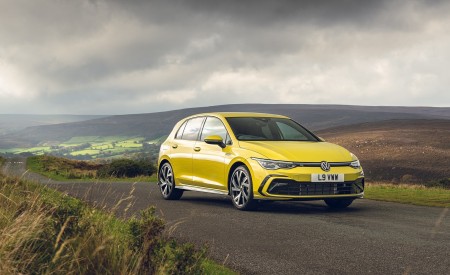 2021 Volkswagen Golf R-Line (UK-Spec) Front Three-Quarter Wallpapers 450x275 (29)