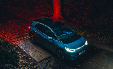 2021 Volkswagen ID.3 1st Edition (UK-Spec) Front Three-Quarter Wallpapers  450x275 (5)