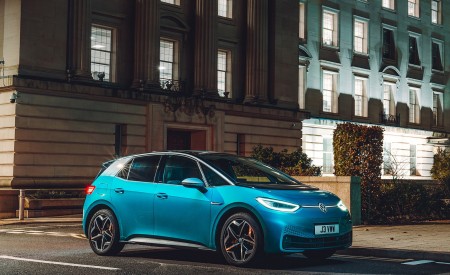 2021 Volkswagen ID.3 1st Edition (UK-Spec) Front Three-Quarter Wallpapers 450x275 (7)