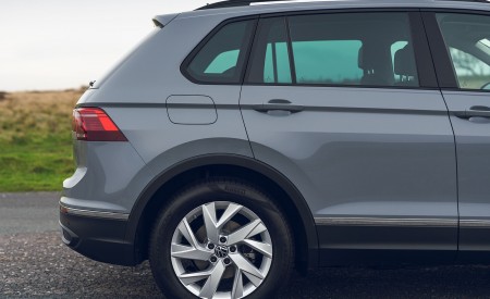 2021 Volkswagen Tiguan Life (UK-Spec) Detail Wallpapers 450x275 (43)