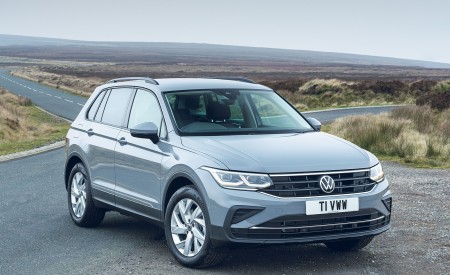 2021 Volkswagen Tiguan Life (UK-Spec) Front Three-Quarter Wallpapers 450x275 (18)