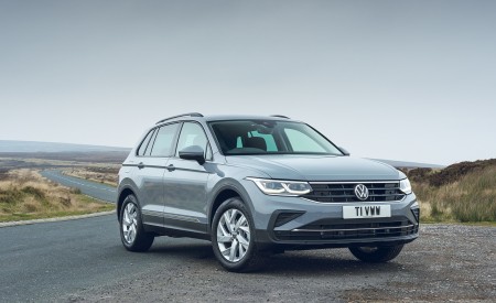 2021 Volkswagen Tiguan Life (UK-Spec) Front Three-Quarter Wallpapers  450x275 (19)