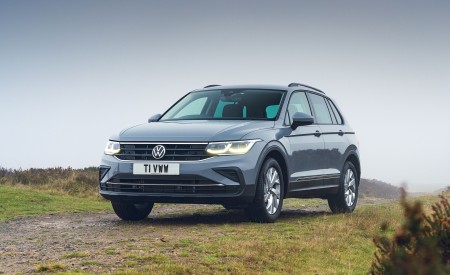 2021 Volkswagen Tiguan Life (UK-Spec) Front Three-Quarter Wallpapers 450x275 (20)