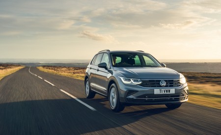 2021 Volkswagen Tiguan Life (UK-Spec) Front Three-Quarter Wallpapers  450x275 (7)