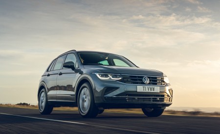 2021 Volkswagen Tiguan Life (UK-Spec) Front Three-Quarter Wallpapers 450x275 (13)