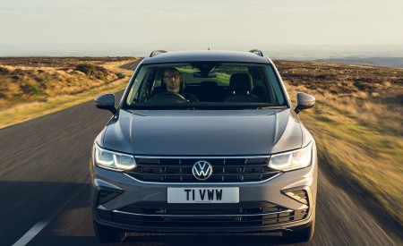 2021 Volkswagen Tiguan Life (UK-Spec) Front Wallpapers 450x275 (3)