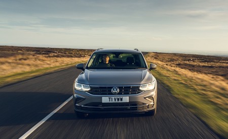 2021 Volkswagen Tiguan Life (UK-Spec) Front Wallpapers 450x275 (4)