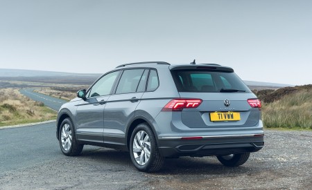 2021 Volkswagen Tiguan Life (UK-Spec) Rear Three-Quarter Wallpapers 450x275 (23)