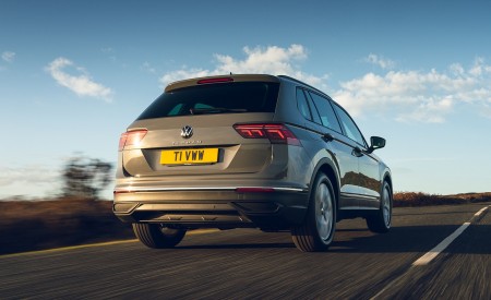 2021 Volkswagen Tiguan Life (UK-Spec) Rear Wallpapers  450x275 (14)