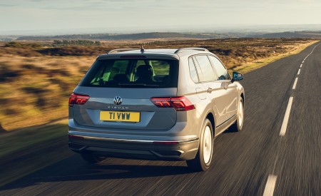 2021 Volkswagen Tiguan Life (UK-Spec) Rear Wallpapers 450x275 (16)