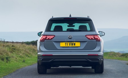 2021 Volkswagen Tiguan Life (UK-Spec) Rear Wallpapers 450x275 (24)