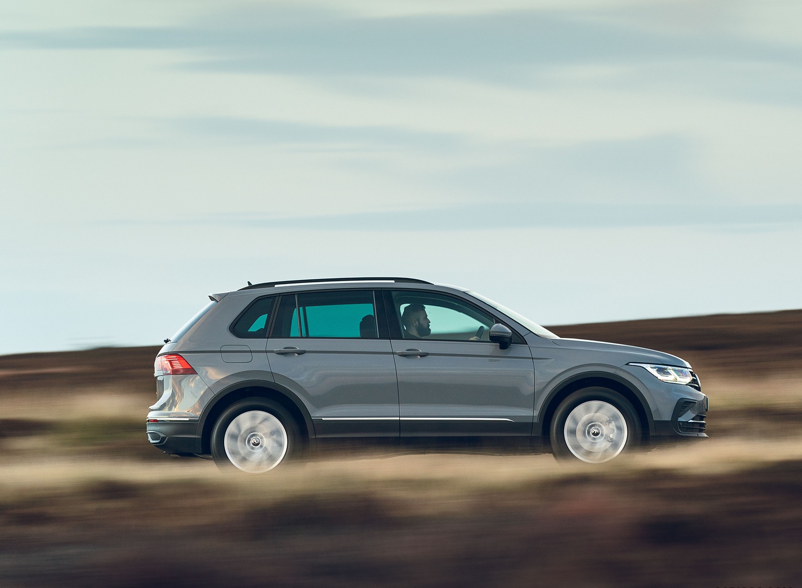 2021 Volkswagen Tiguan Life (UK-Spec) Side Wallpapers (12)