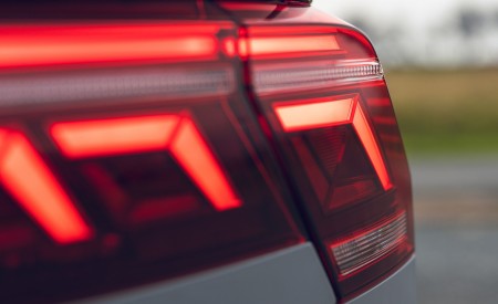 2021 Volkswagen Tiguan Life (UK-Spec) Tail Light Wallpapers  450x275 (45)