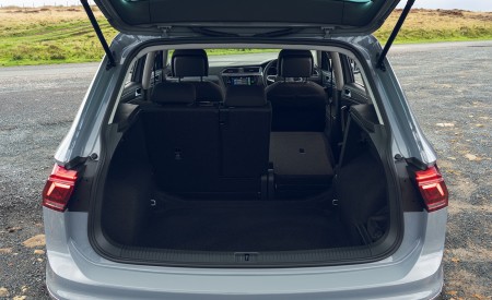 2021 Volkswagen Tiguan Life (UK-Spec) Trunk Wallpapers 450x275 (83)