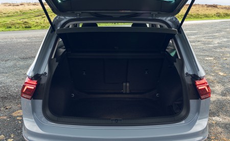 2021 Volkswagen Tiguan Life (UK-Spec) Trunk Wallpapers 450x275 (84)
