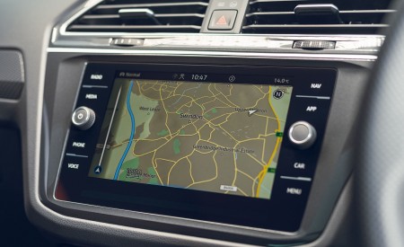 2021 Volkswagen Tiguan R-Line (UK-Spec) Central Console Wallpapers  450x275 (90)