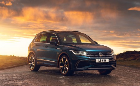 2021 Volkswagen Tiguan R-Line (UK-Spec) Front Three-Quarter Wallpapers 450x275 (42)
