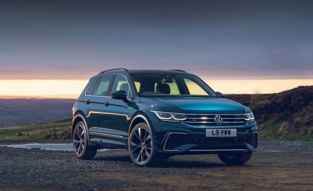 2021 Volkswagen Tiguan R-Line (UK-Spec) Front Three-Quarter Wallpapers 450x275 (35)