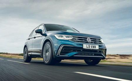 2021 Volkswagen Tiguan R-Line (UK-Spec) Front Three-Quarter Wallpapers 450x275 (24)
